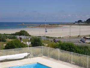 una piscina con spiaggia sullo sfondo di Studio piscine et vue mer a Trévou-Tréguignec Altre 13 foto