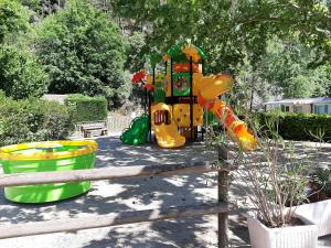 un parque con parque infantil y estructura de juegos en Camping de Retourtour, en Lamastre