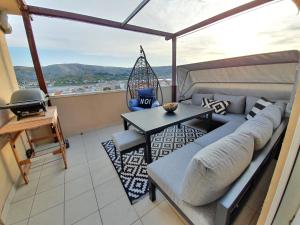 un soggiorno con un divano e un tavolo su un balcone di Apartment Marta a Pag