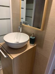 een badkamer met een witte wastafel en een spiegel bij Casa Lisà in Sartène