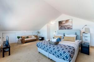 a bedroom with a blue bed and a couch at 't Spokeduin in Zandvoort