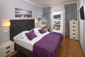 Rúm í herbergi á Hotel Fortuna