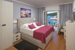 Rúm í herbergi á Hotel Fortuna