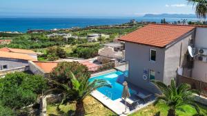 Bazén v ubytovaní Lofos Village Chania alebo v jeho blízkosti