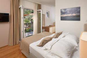 Rúm í herbergi á Hotel Fortuna