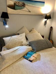 ブワディスワボボにあるApartament Elieのベッドルーム1室(枕、ギター付)