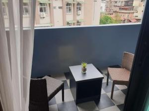 a room with two chairs and a table and a window at Puli Station Homestay in Puli