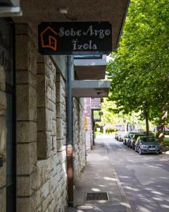 un letrero de la calle en el lateral de un edificio en Sobe Argo Izola en Izola