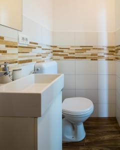 biała łazienka z toaletą i umywalką w obiekcie Sobe Argo Izola w mieście Izola