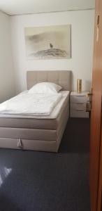 Hotel Haus Hubertus tesisinde bir odada yatak veya yataklar