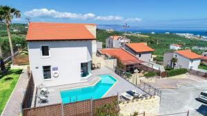 een luchtzicht op een huis met een zwembad bij Lofos Village Chania in Agia Marina Nea Kydonias