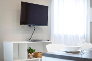A television and/or entertainment centre at Residenza Ai Ferrari