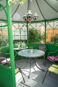 a table and chairs in a gazebo at Ferienwohnungen Köhler in Neualbenreuth