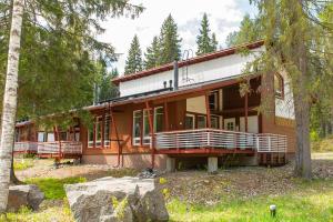 a house in the woods with a tree at Kolin Lotus Cottages in Kolinkylä