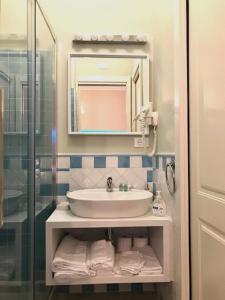 Bilik mandi di ESMERALDA'S ROOMS +55 gambar