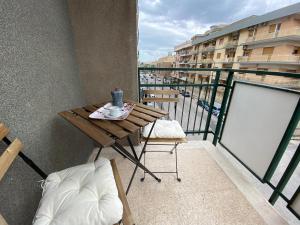 Un balcón con una mesa con una taza de café. en Relax in Taranto, en Taranto