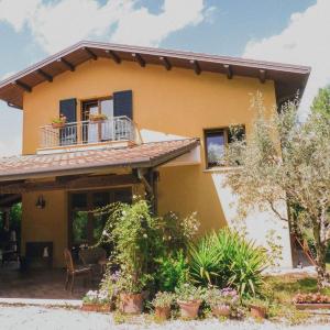 una casa con balcone e patio di Pian del Pigro a Rimini