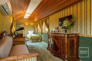 a room with a couch and a bed in a room at Stacja Galicja - nocleg w pociągu blisko Energylandia in Zator