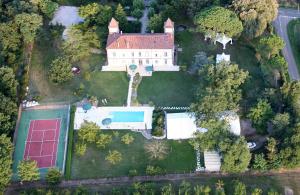 una vista aerea di una tenuta con una casa di Manoir des Chanterelles a Meauzac