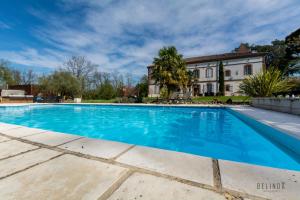 Meauzac的住宿－瑪諾爾尚特里爾酒店，房屋前游泳池的图像