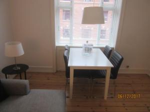 een kamer met een tafel met stoelen en een raam bij Ydunsgade in Kopenhagen