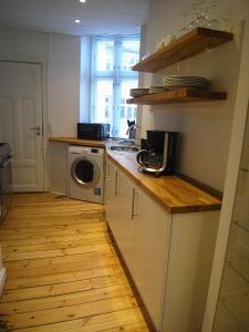 een keuken met een wastafel en een wasmachine bij Ydunsgade in Kopenhagen
