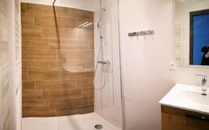 y baño con ducha y lavamanos. en Hostellerie du Val d'Or, en Mercurey