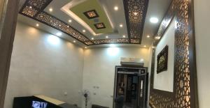 Habitación con techo con espejo. en Emerald Hotel, en El Cairo