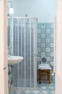 bagno con doccia, lavandino e servizi igienici di L'Antica Caiatia a Caiazzo