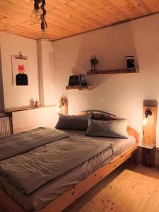 una camera con letto e soffitto in legno di Wald WG - Haus am Wald a Warmensteinach