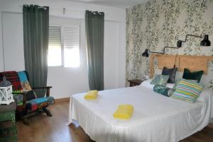 Postel nebo postele na pokoji v ubytování Lindo y acogedor Apartamento Grao Playa Gandia piso 5to sin ascensor