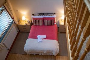 Un dormitorio con una cama grande con una toalla. en Bryn Llys for the Zip Wire en Bethesda