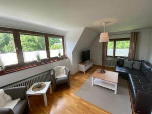 a living room with a couch and a table at Gemütliche Ferienwohnung Nesco mit eingezäunten Garten in Aurich