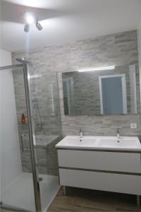 Kúpeľňa v ubytovaní Luxe 6 couchages proxi bord de mer centre ville
