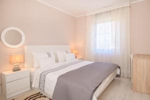 Un pat sau paturi într-o cameră la Apartments Dora