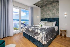 Un pat sau paturi într-o cameră la Skalinada Sea View