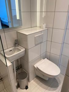 Ett badrum på Bright 2-bedroom apartment at sophisticated Frederiksberg