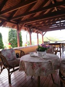 un tavolo e sedie su una terrazza in legno di Kara Apartman a Odorheiu Secuiesc