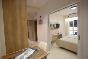 Cette chambre comprend un lit et un bureau avec un clavier. dans l'établissement Marianthe Apartments, à Ioannina