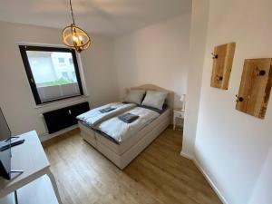 Giường trong phòng chung tại Ferienwohnung Brückenkopf EG