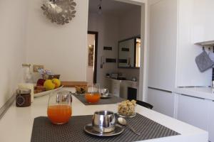 eine Küche mit zwei Gläsern Orangensaft auf der Theke in der Unterkunft Casa della Chicca in Mandello del Lario