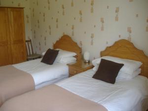 two beds sitting next to each other in a bedroom at South Moor Farm in Scarborough