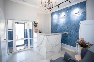 salon z niebiesko-białą ścianą w obiekcie ARENA Hotel w mieście Astana
