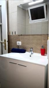 bagno con lavandino e TV a parete di Eldorado Casa Gi a Playa de las Americas