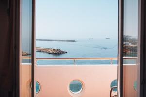 einen Blick auf das Meer von einem Kreuzfahrtschiff in der Unterkunft Hotel Veleiro in Sines