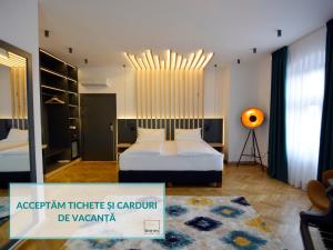 锡比乌Kleines Hotel的卧室配有床和客房标志