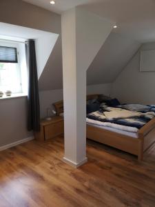 - une chambre avec un lit et une fenêtre dans l'établissement Ferienwohnung Telemann Stadtmitte, à Eisenach