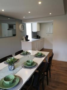 a dining room with a table with green dishes on it at Ferienwohnung Telemann Stadtmitte in Eisenach