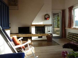 ビアースドルフにあるLandhaus 955 - Keine Haustiereのテーブルと暖炉のあるリビングルーム