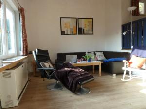 ビアースドルフにあるLandhaus 955 - Keine Haustiereのソファと椅子とテーブルのあるリビングルーム